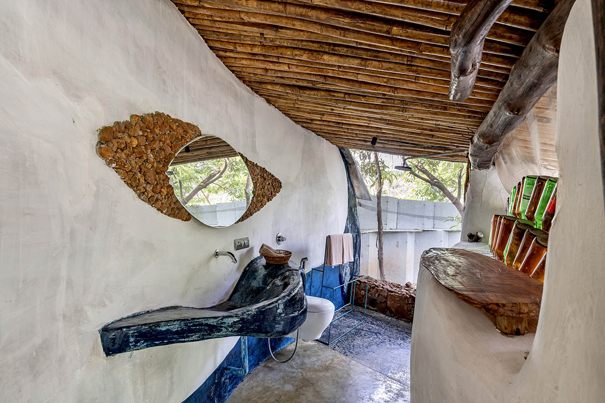 Blurring Boundaries built biophilic farmhouse made of organic and curved walls near Mumbai