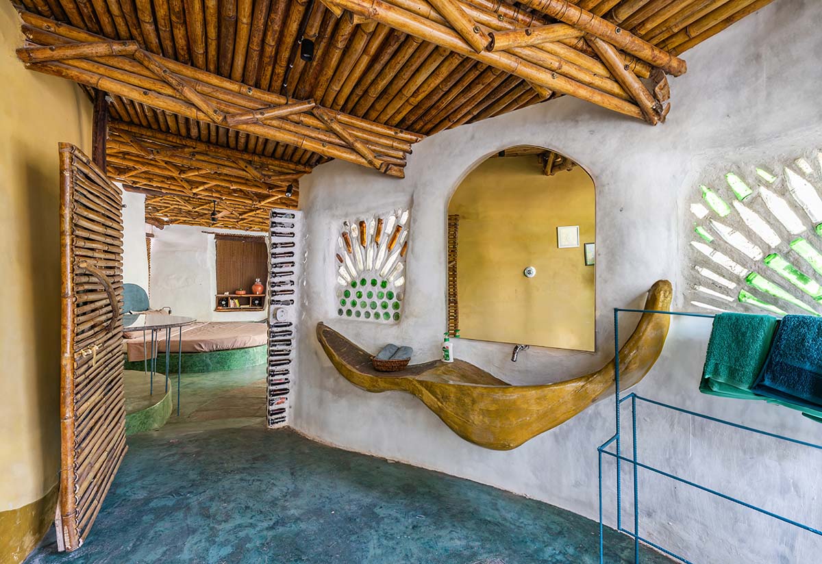 Blurring Boundaries built biophilic farmhouse made of organic and curved walls near Mumbai