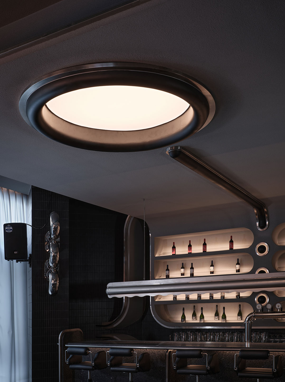 PIG Design sculpts restaurant building with diamond-shaped lines and retro effect in China