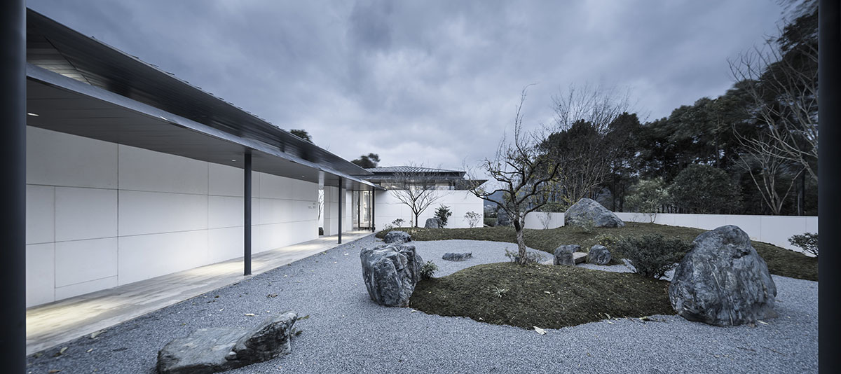 Hangzhou 9M Architectural Design embedded experience center with Large pieces of glasses in the hill