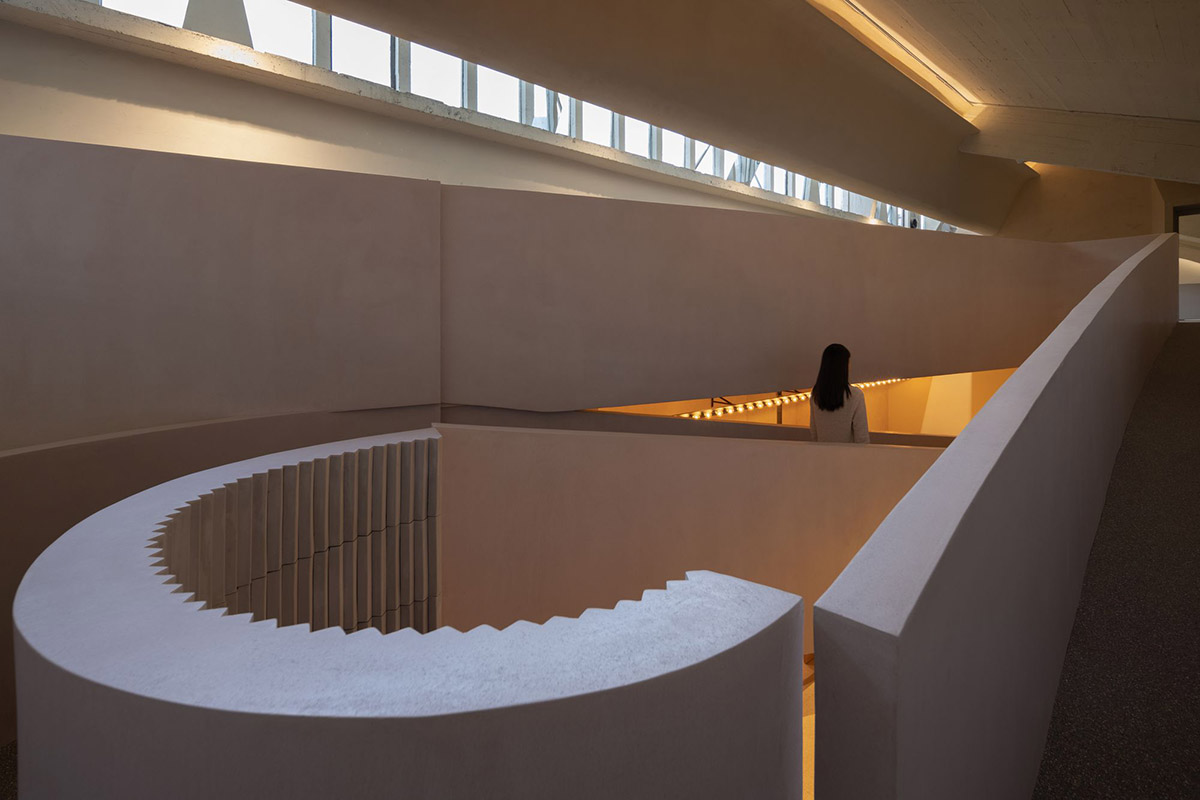 lialawlab превращает старое промышленное здание в галерею с 33-метровым повернутым пандусом