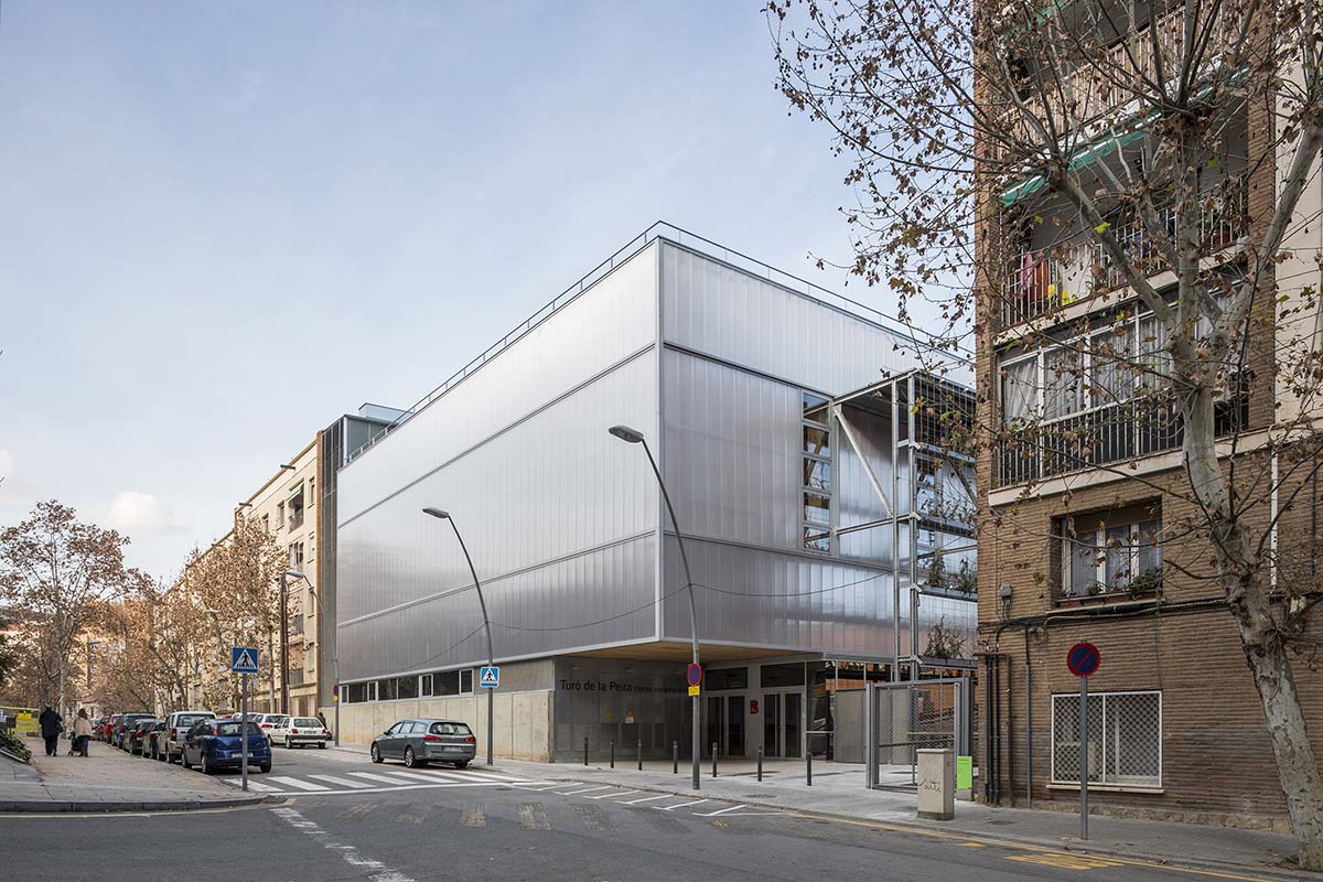 Arquitectura Anna Noguera completes Tur&oacute; de la Peira's Sports Center with green lattice system
