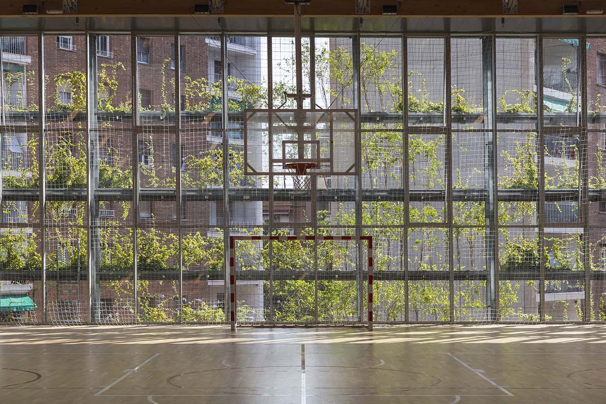 Arquitectura Anna Noguera completes Tur&oacute; de la Peira's Sports Center with green lattice system