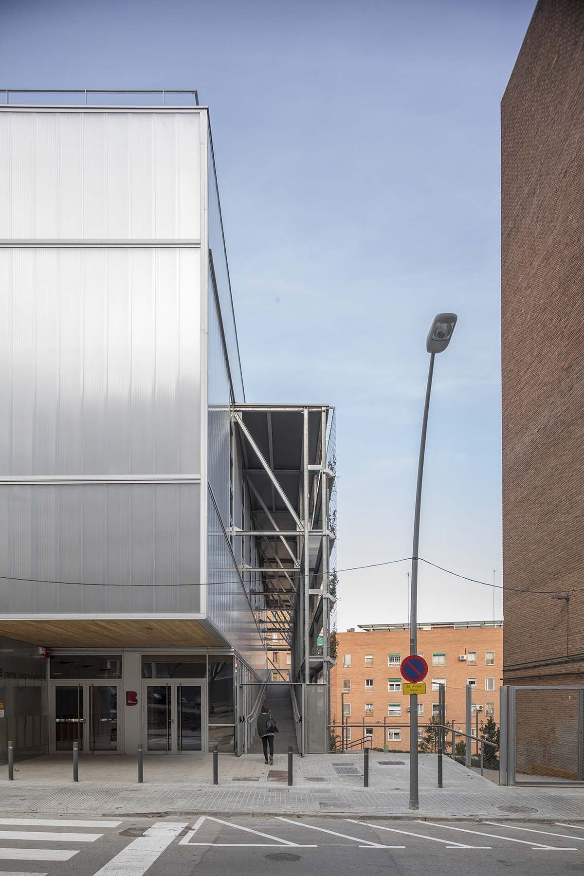 Arquitectura Anna Noguera completes Tur&oacute; de la Peira's Sports Center with green lattice system