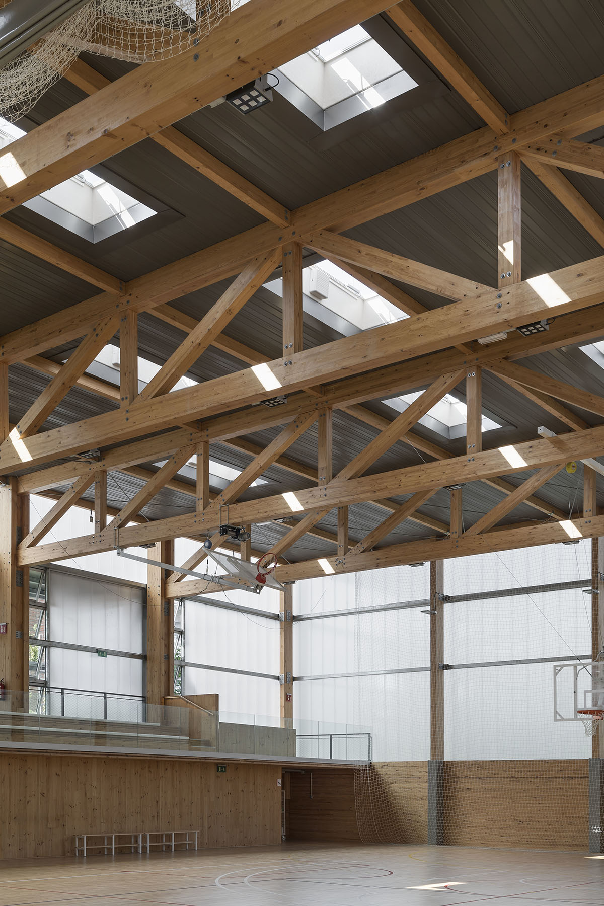 Arquitectura Anna Noguera completes Tur&oacute; de la Peira's Sports Center with green lattice system