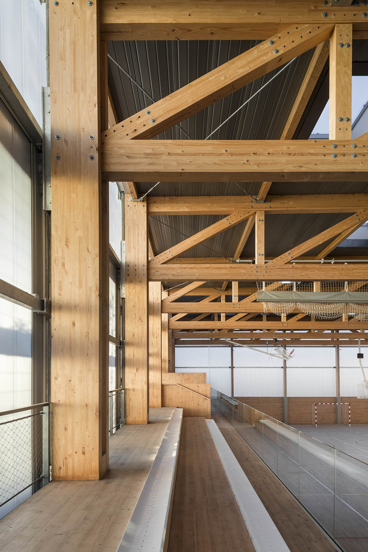 Arquitectura Anna Noguera completes Tur&oacute; de la Peira's Sports Center with green lattice system
