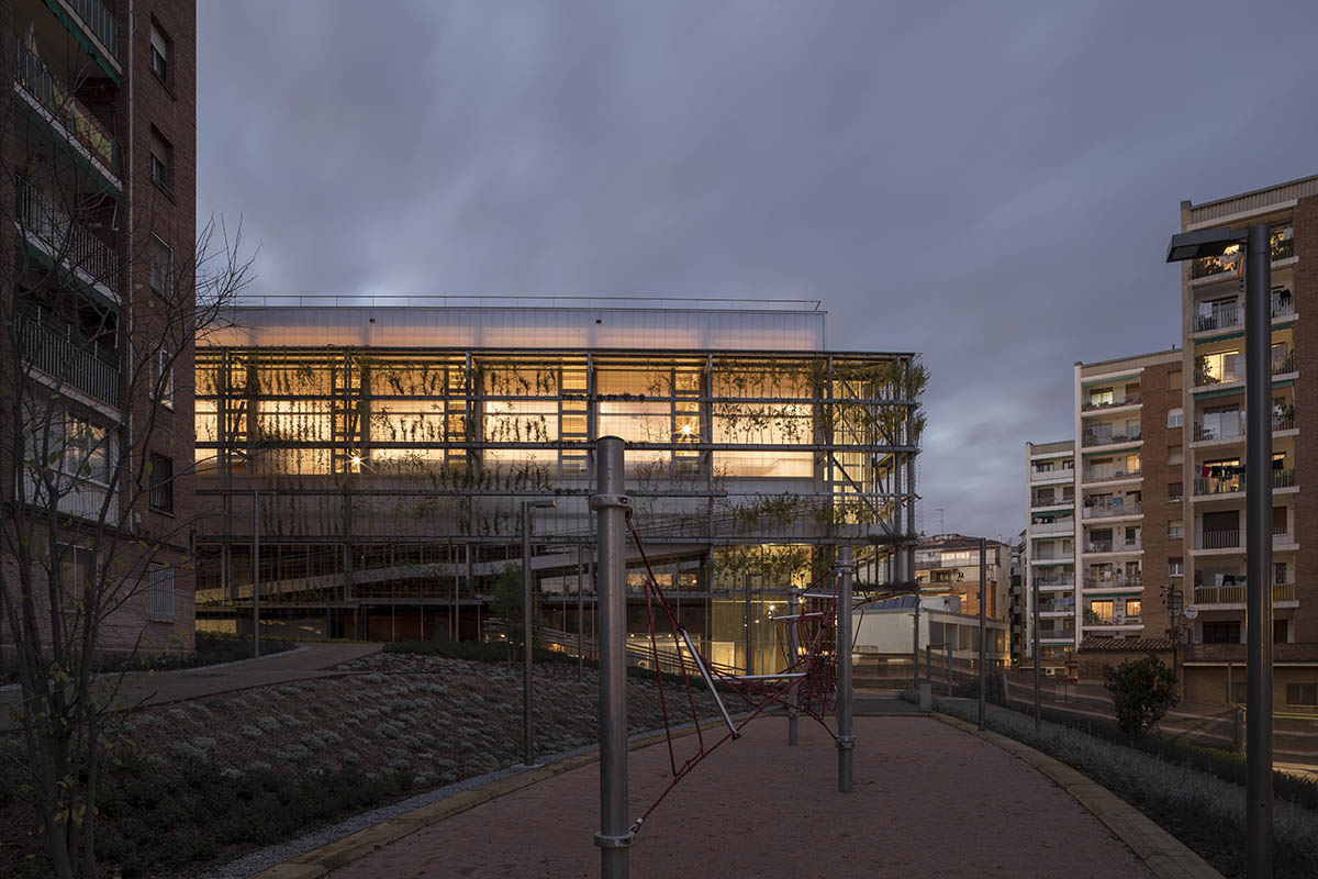 Arquitectura Anna Noguera completes Tur&oacute; de la Peira's Sports Center with green lattice system