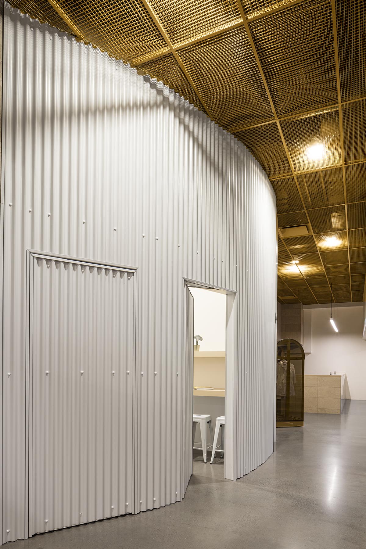 Natasha Thorpe Design uses semi-private gold mesh rooms for orthodontic clinic in Montréal