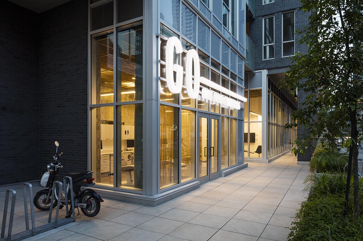 Natasha Thorpe Design uses semi-private gold mesh rooms for orthodontic clinic in Montréal