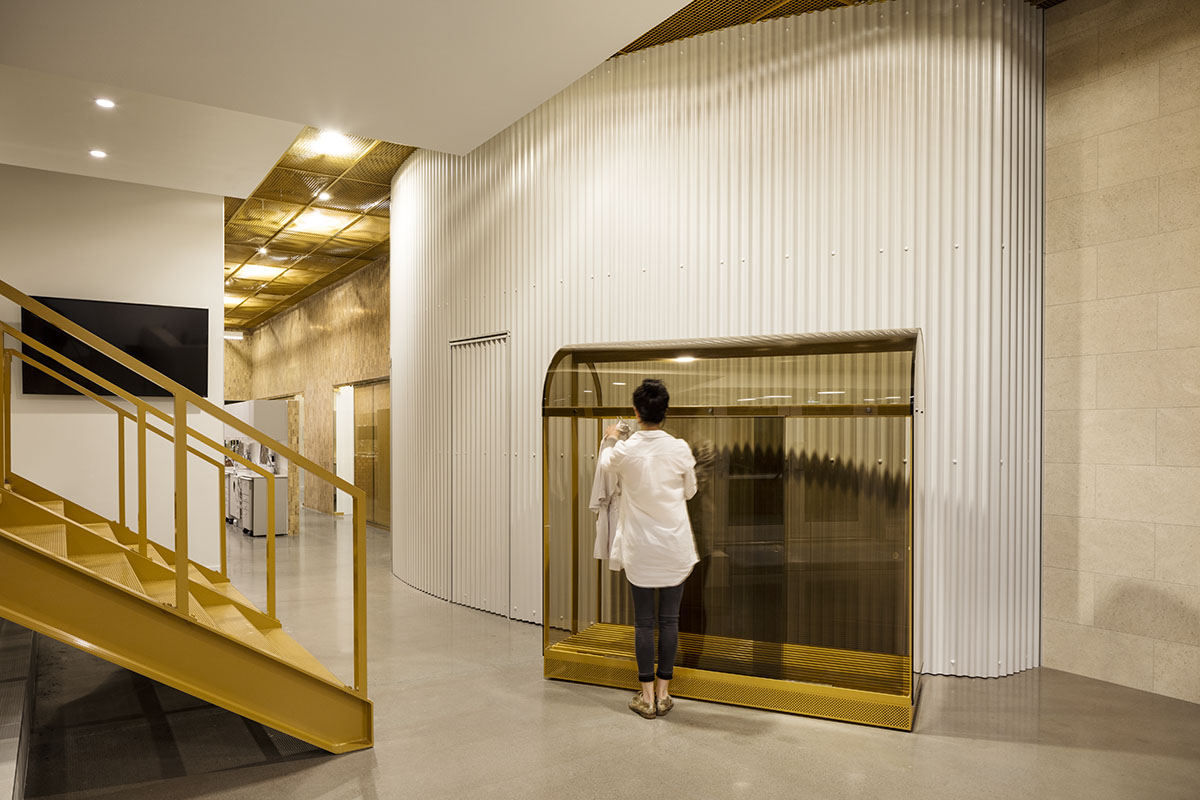 Natasha Thorpe Design uses semi-private gold mesh rooms for orthodontic clinic in Montréal