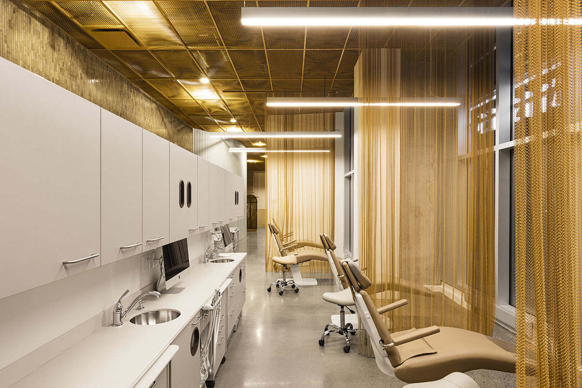 Natasha Thorpe Design uses semi-private gold mesh rooms for orthodontic clinic in Montréal
