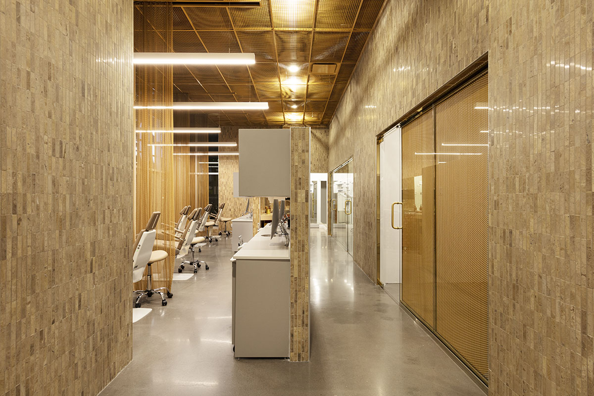 Natasha Thorpe Design uses semi-private gold mesh rooms for orthodontic clinic in Montréal