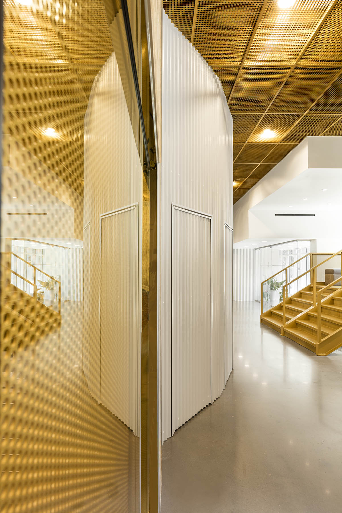 Natasha Thorpe Design uses semi-private gold mesh rooms for orthodontic clinic in Montréal