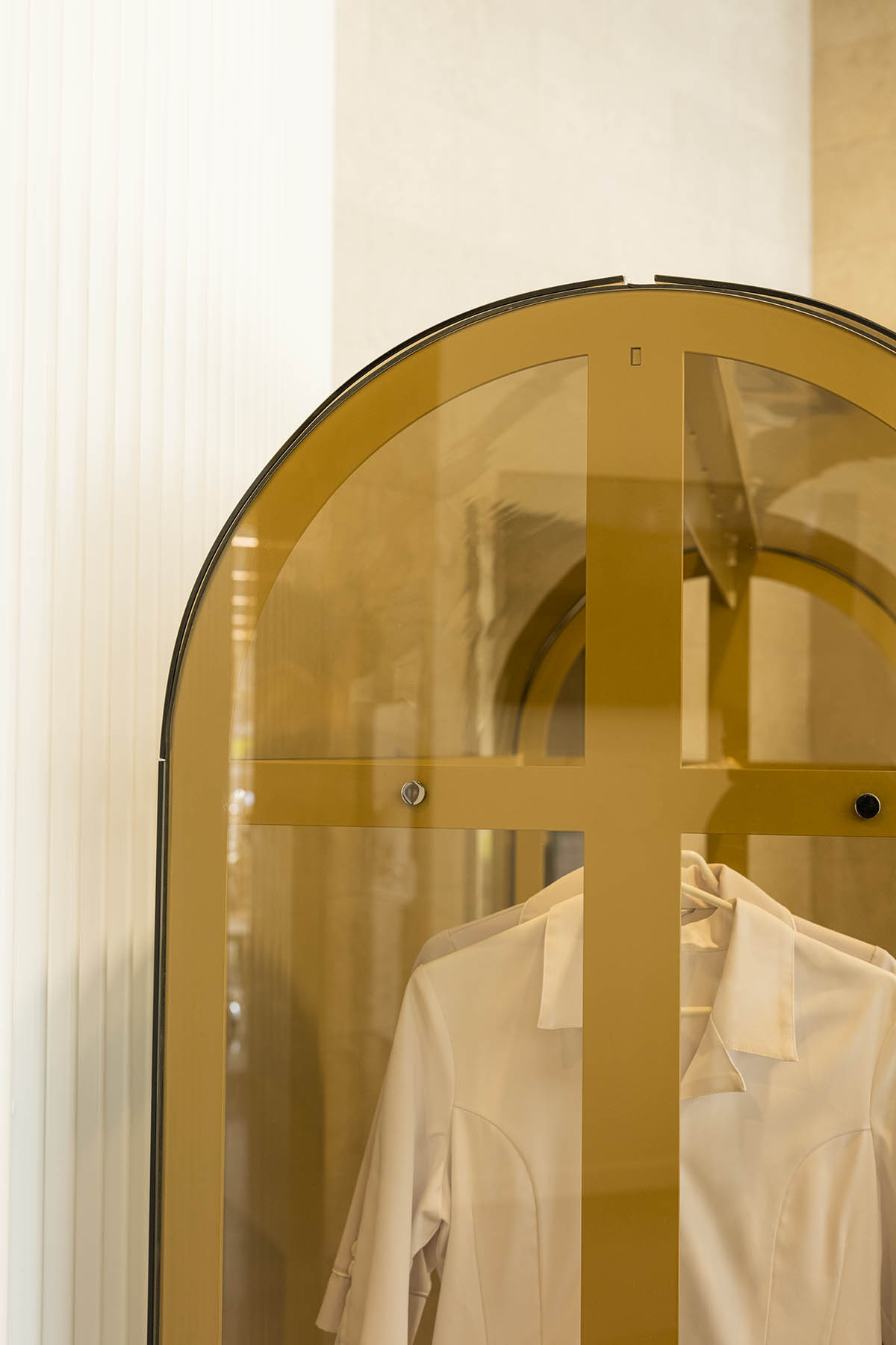 Natasha Thorpe Design uses semi-private gold mesh rooms for orthodontic clinic in Montréal