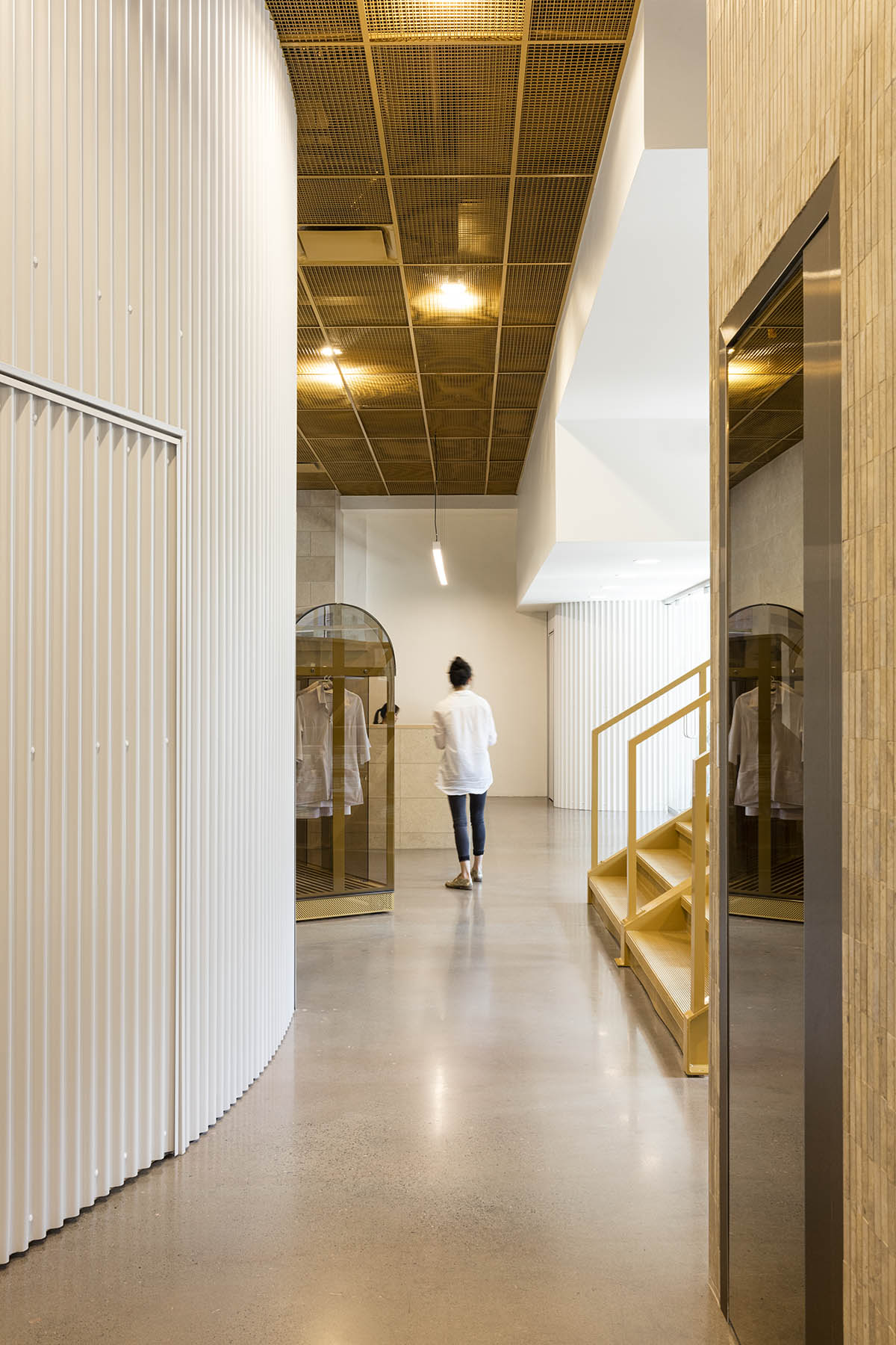 Natasha Thorpe Design uses semi-private gold mesh rooms for orthodontic clinic in Montréal