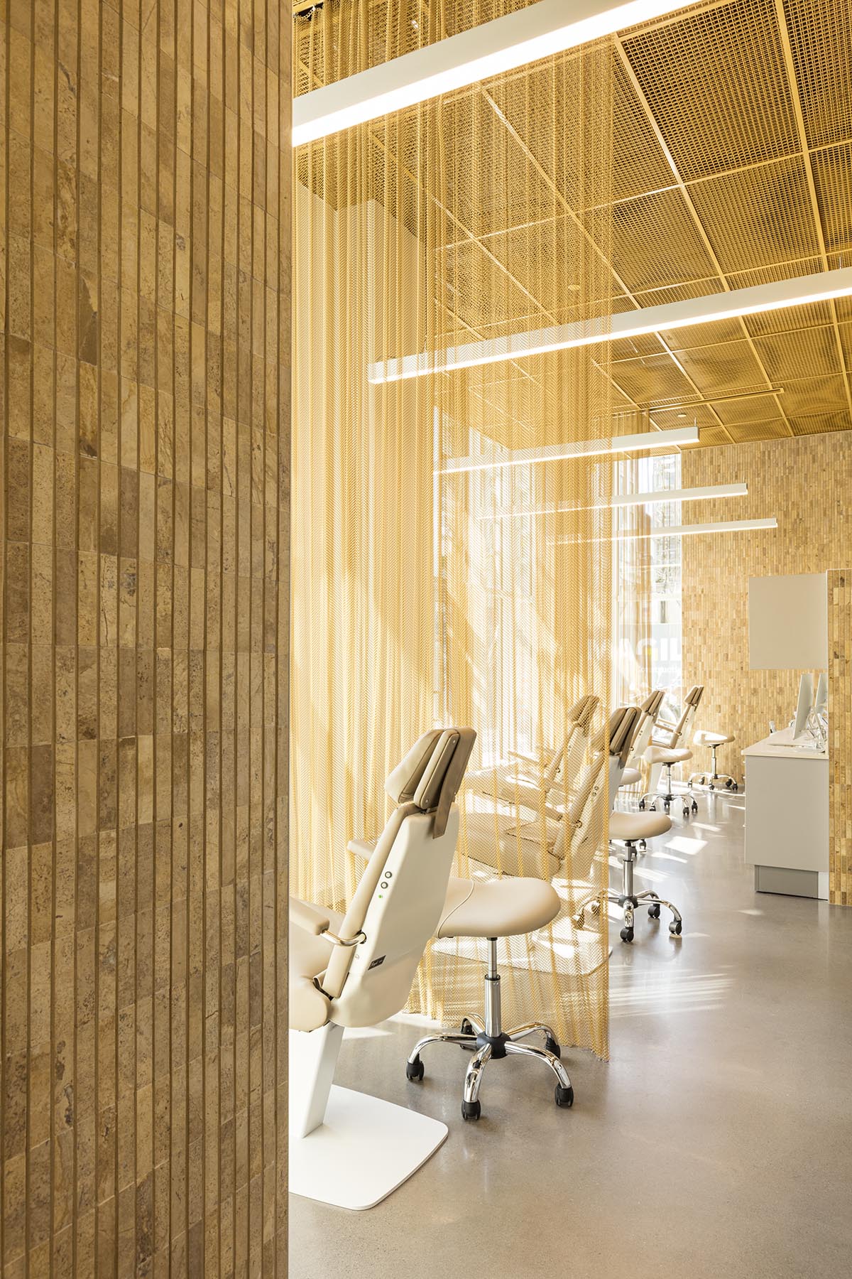 Natasha Thorpe Design uses semi-private gold mesh rooms for orthodontic clinic in Montréal