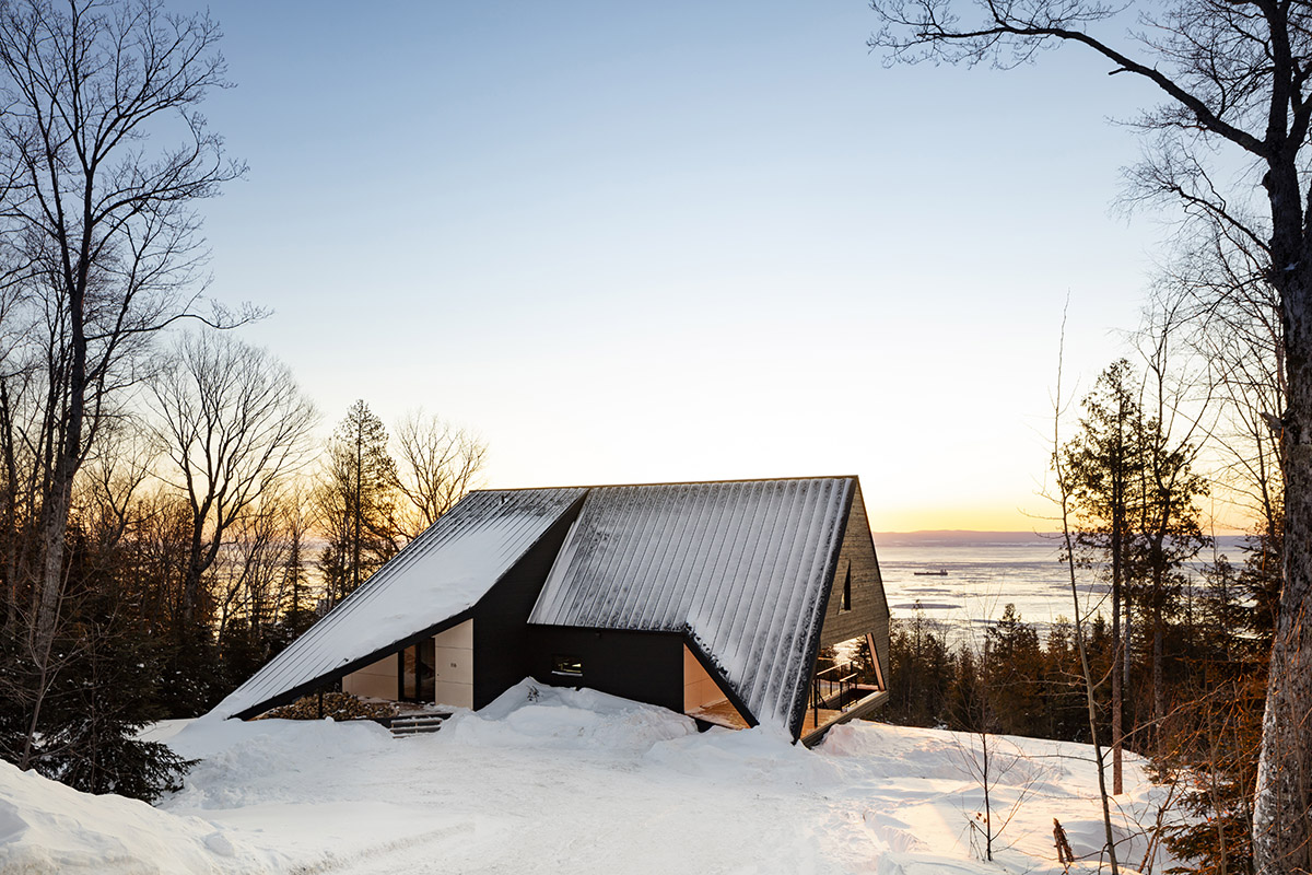 Bourgeois / Lechasseur architects designs holiday cabin with triangulated roof in Qu&eacute;bec