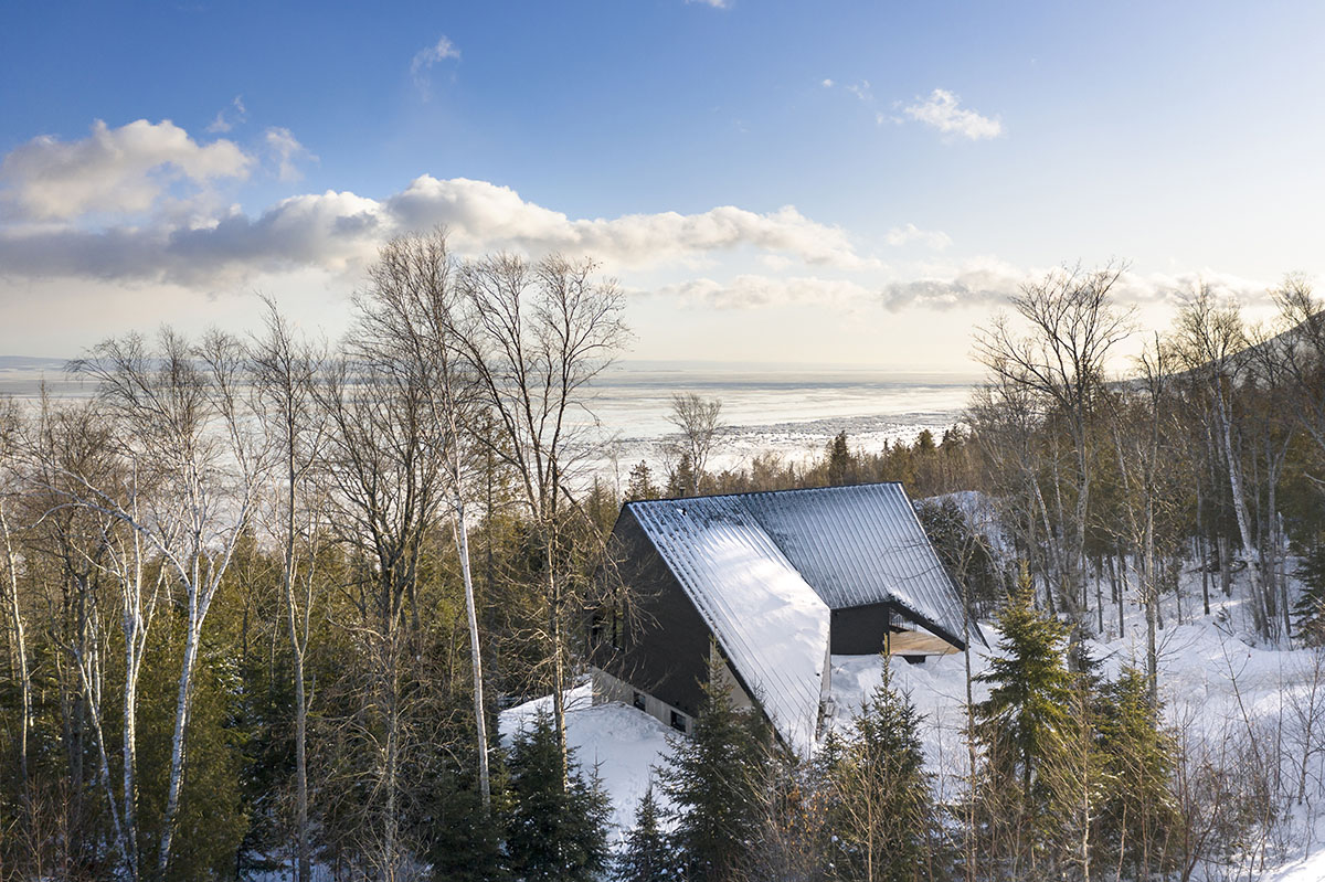 Bourgeois / Lechasseur architects designs holiday cabin with triangulated roof in Qu&eacute;bec