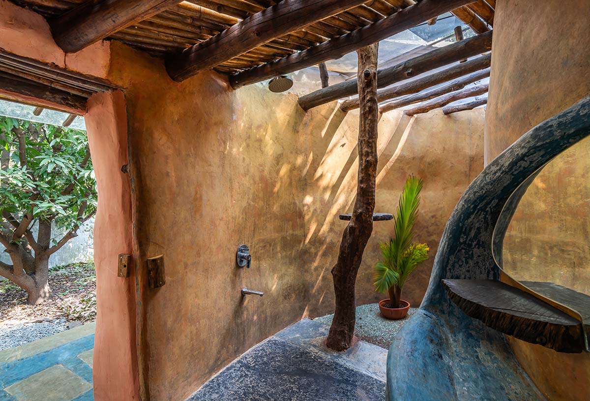 Blurring Boundaries built biophilic farmhouse made of organic and curved walls near Mumbai