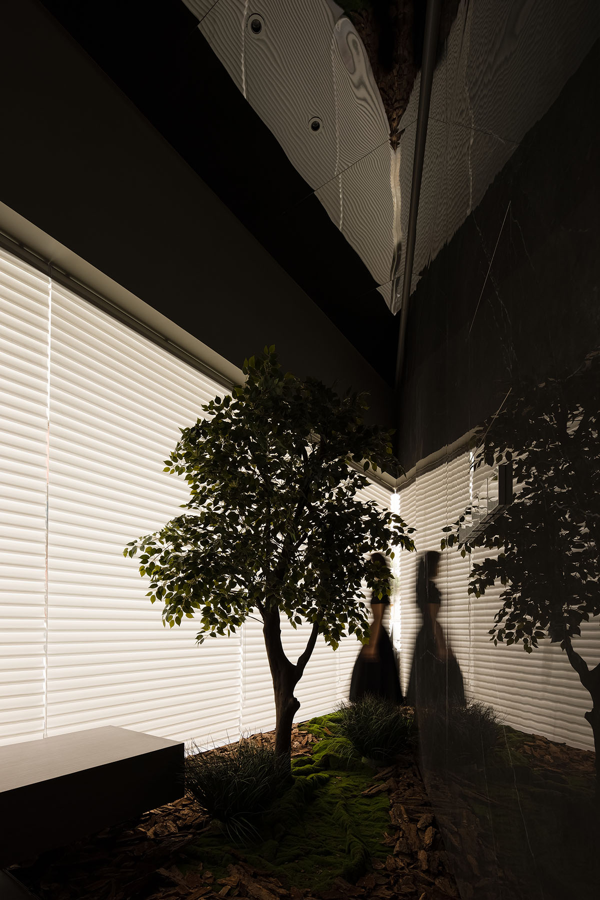 Curved walls and cave-like holes form I.T CERAMICHE Headquarters by Foshan Topway Design