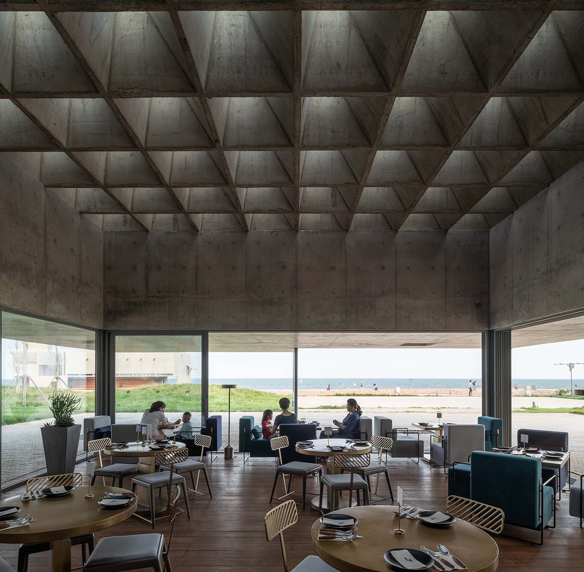 Vector Architects completes restaurant with bold &ldquo;dispersed&rdquo; concrete canopies in China