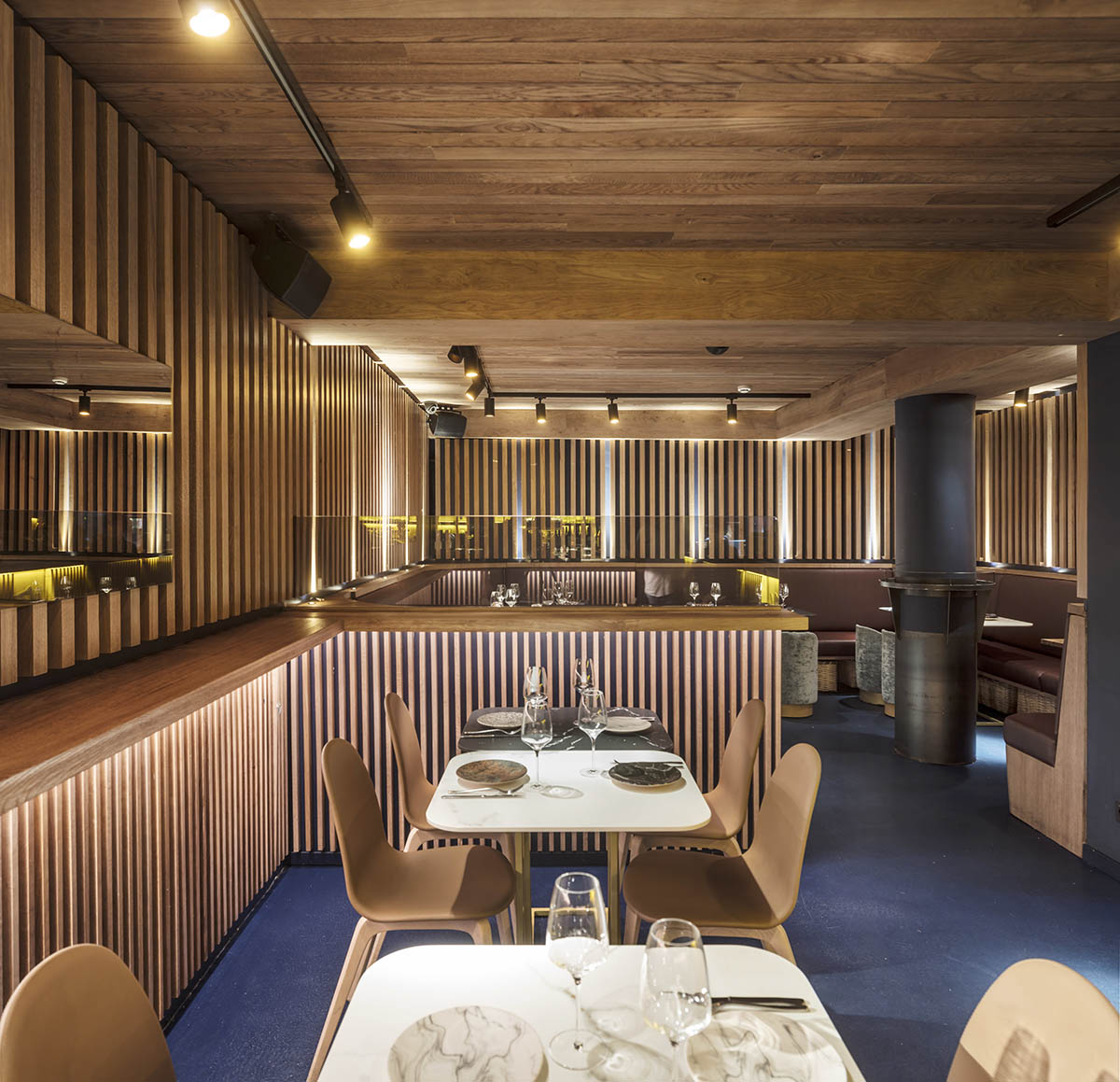 EL EQUIPO CREATIVO creates aquatic effect for a restaurant by using turquoise handmade ceramics