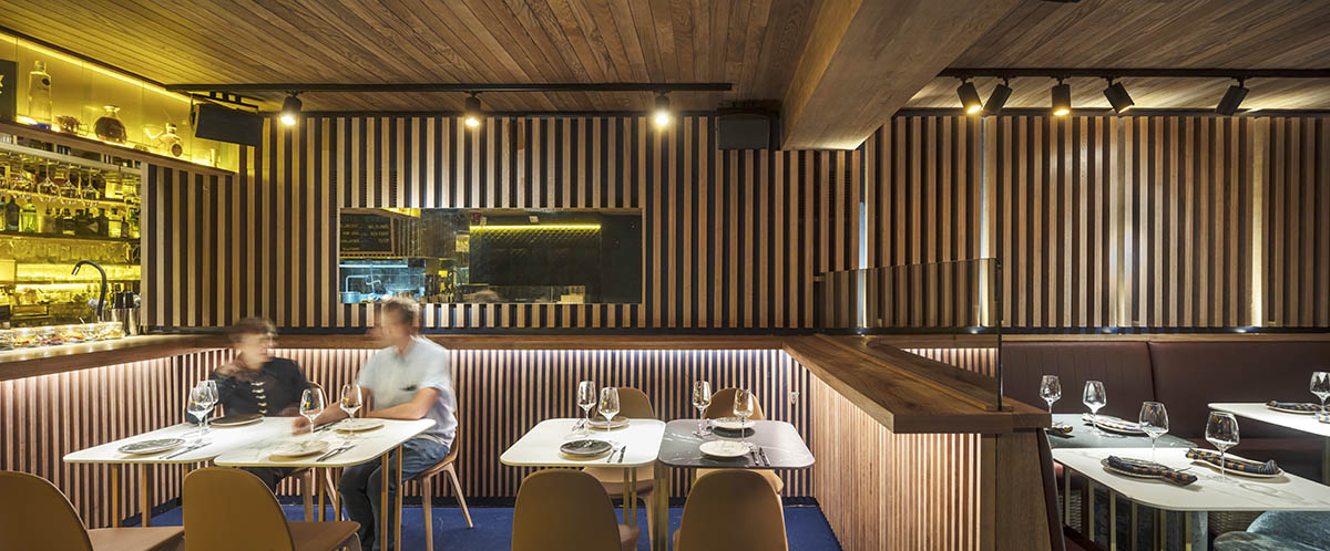 EL EQUIPO CREATIVO creates aquatic effect for a restaurant by using turquoise handmade ceramics