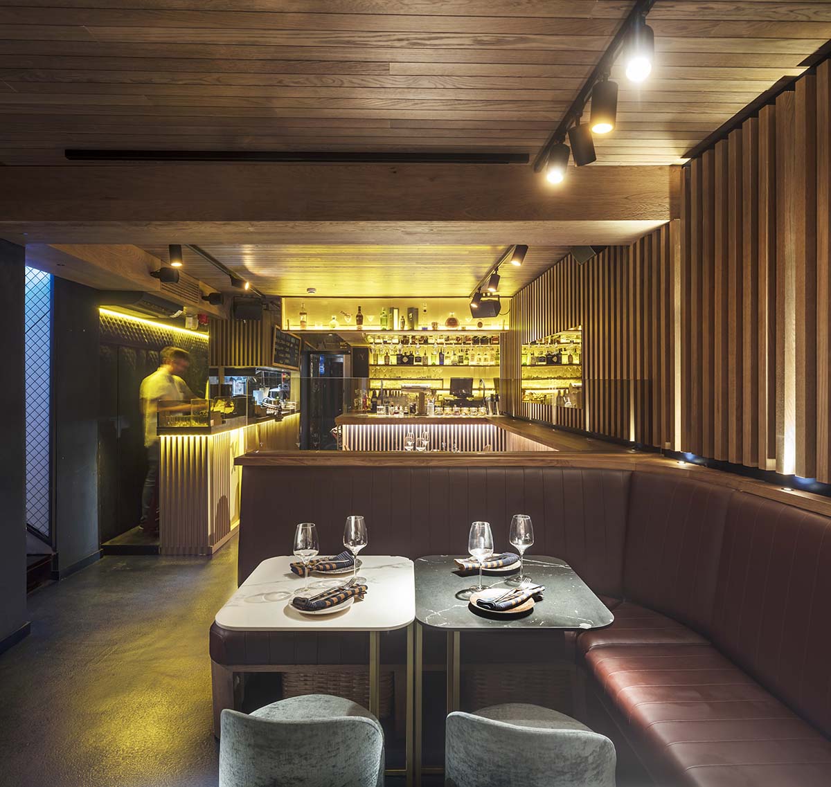 EL EQUIPO CREATIVO creates aquatic effect for a restaurant by using turquoise handmade ceramics