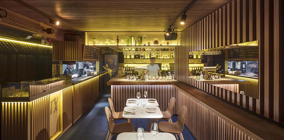 EL EQUIPO CREATIVO creates aquatic effect for a restaurant by using turquoise handmade ceramics