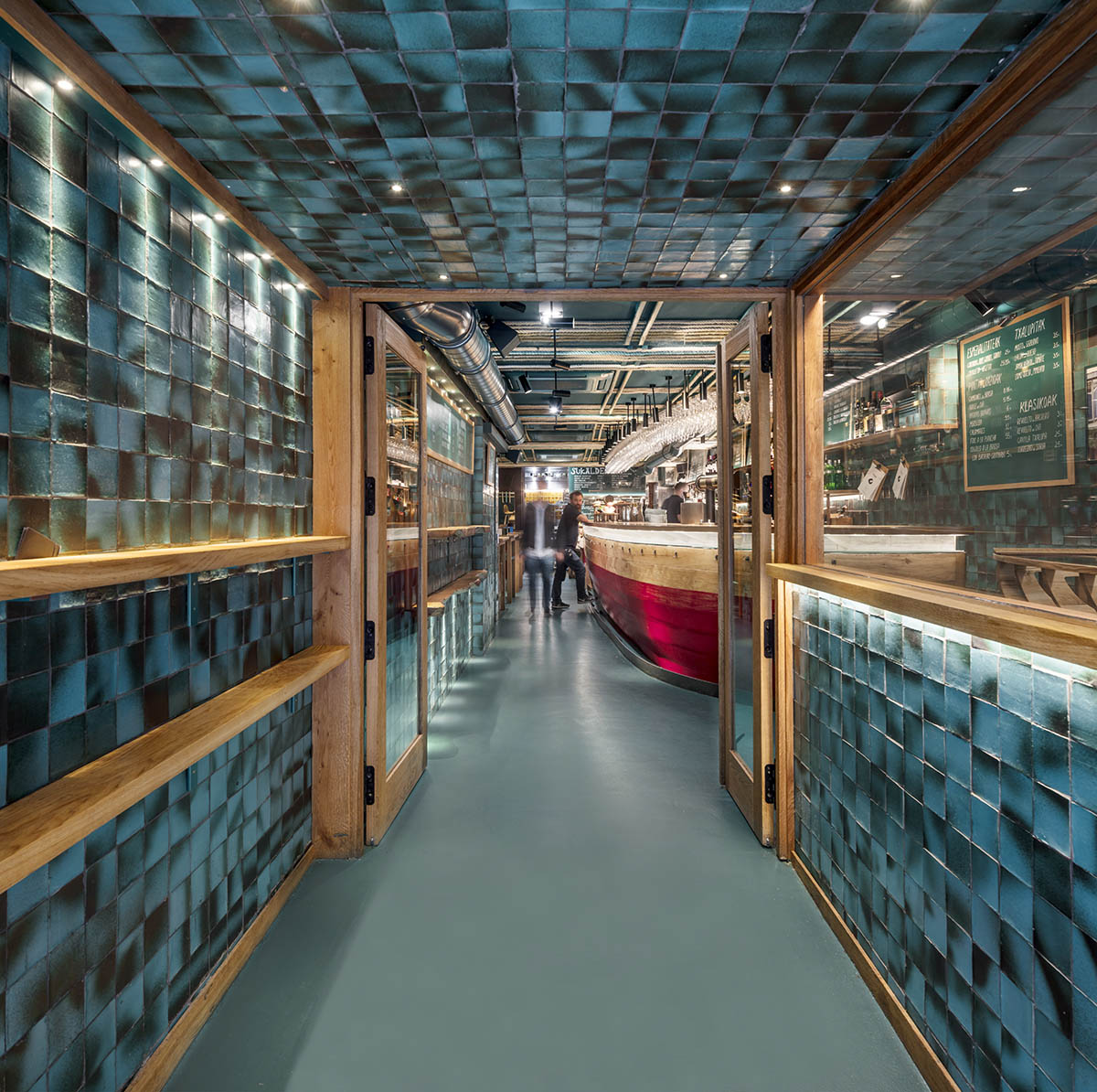 EL EQUIPO CREATIVO creates aquatic effect for a restaurant by using turquoise handmade ceramics