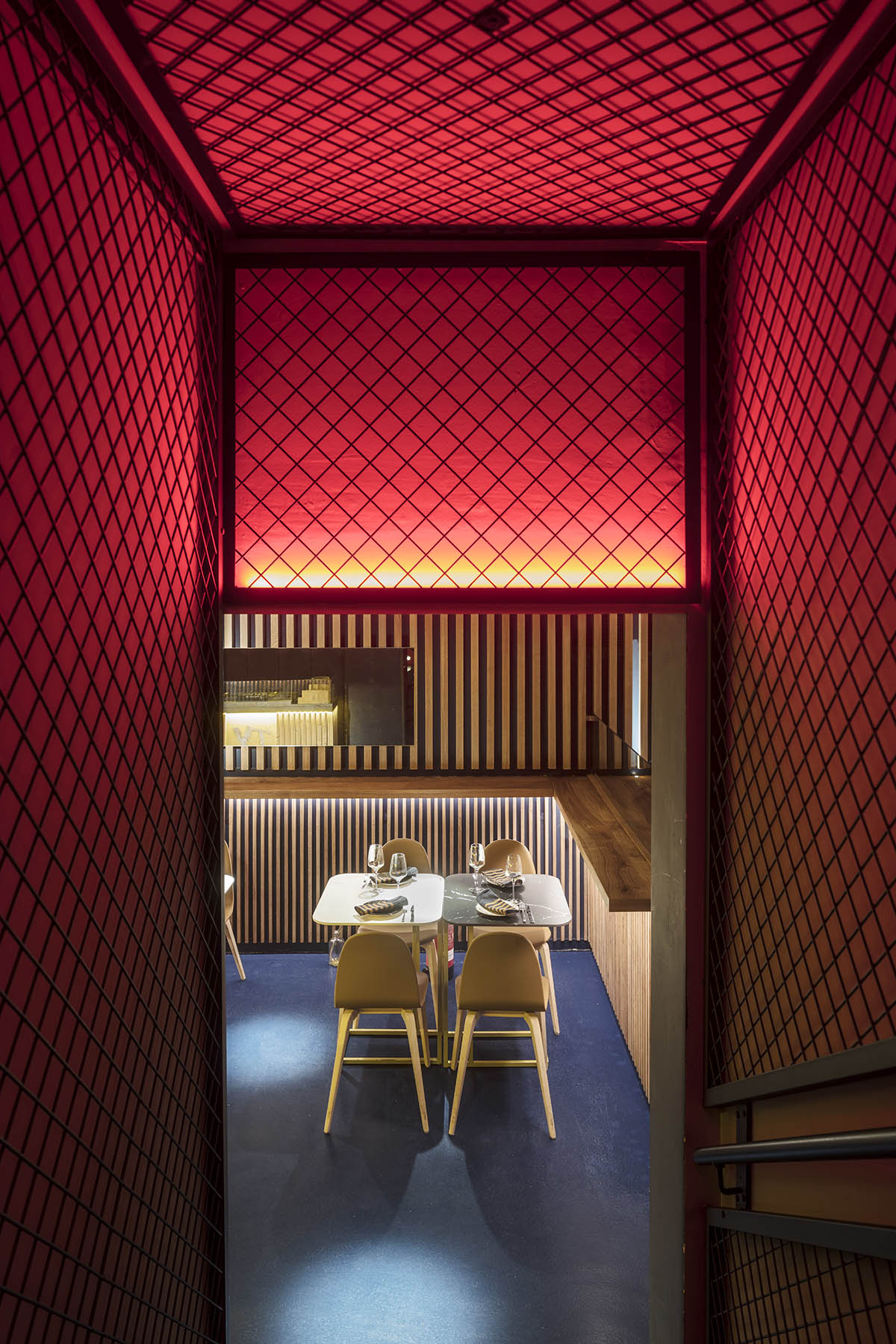 EL EQUIPO CREATIVO creates aquatic effect for a restaurant by using turquoise handmade ceramics