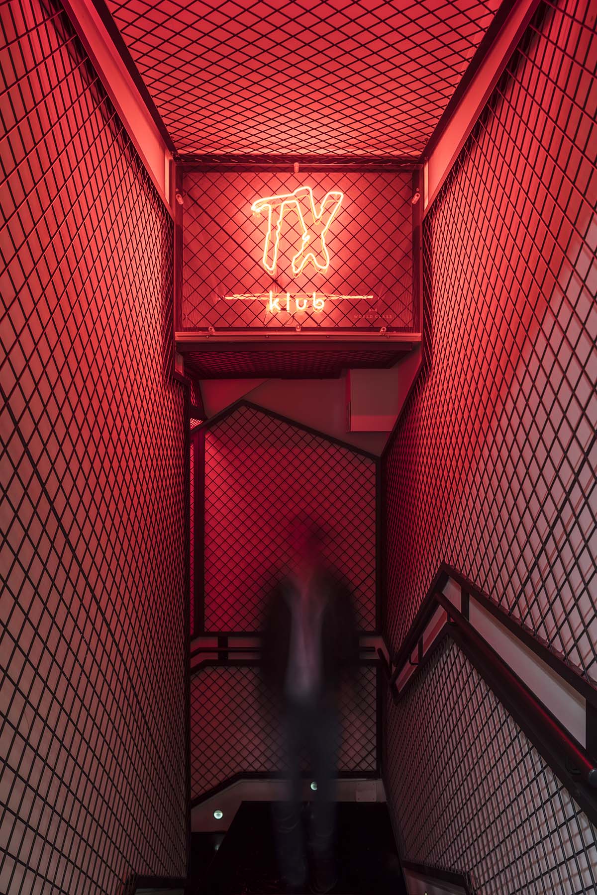 EL EQUIPO CREATIVO creates aquatic effect for a restaurant by using turquoise handmade ceramics