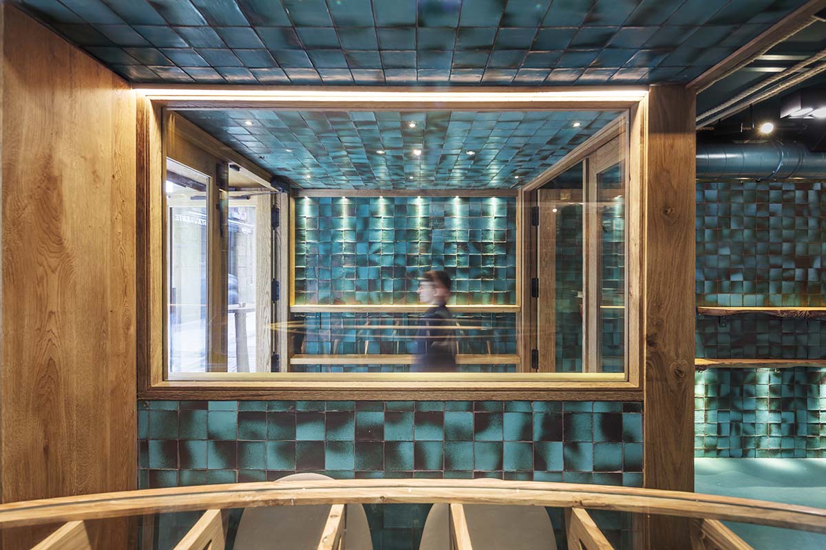 EL EQUIPO CREATIVO creates aquatic effect for a restaurant by using turquoise handmade ceramics