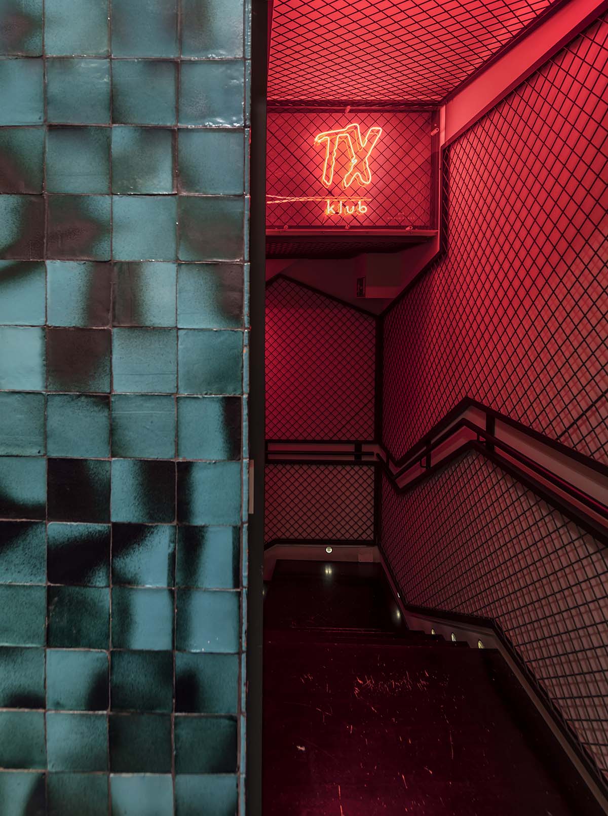 EL EQUIPO CREATIVO creates aquatic effect for a restaurant by using turquoise handmade ceramics