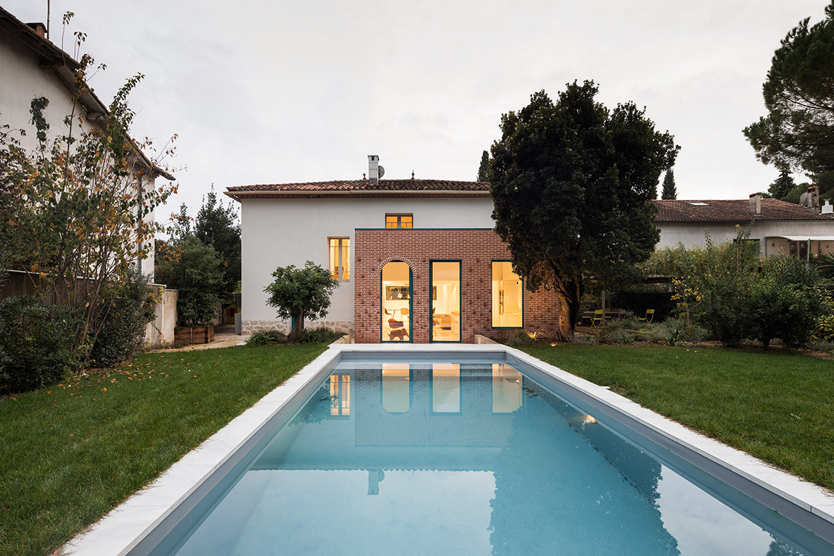 (ma!ca)-designed tiny terracotta brick extension gives a new life to an existing house in Montpellier