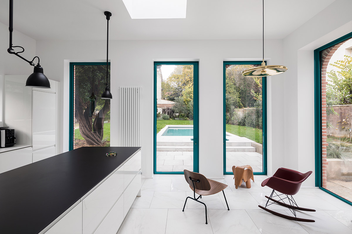 (ma!ca)-designed tiny terracotta brick extension gives a new life to an existing house in Montpellier