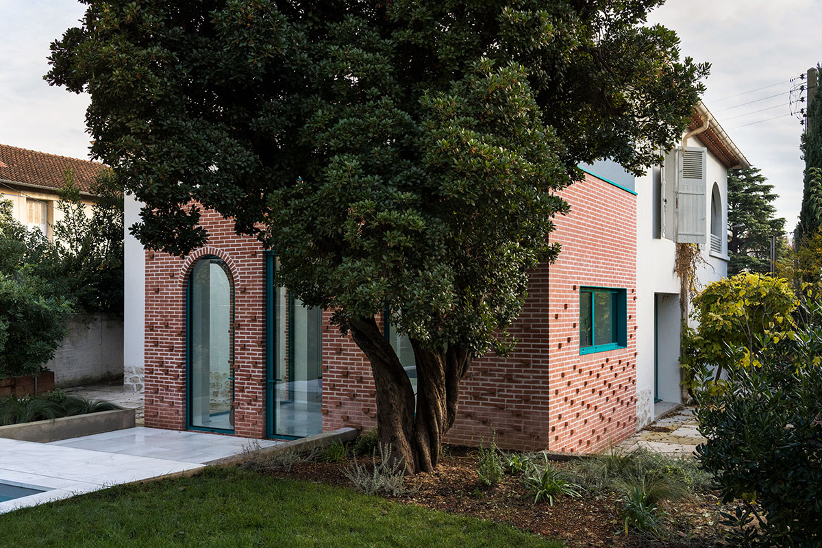 (ma!ca)-designed tiny terracotta brick extension gives a new life to an existing house in Montpellier