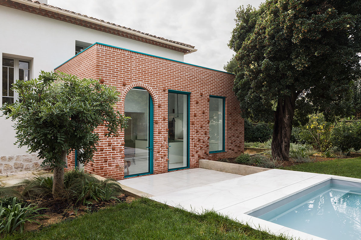 (ma!ca)-designed tiny terracotta brick extension gives a new life to an existing house in Montpellier