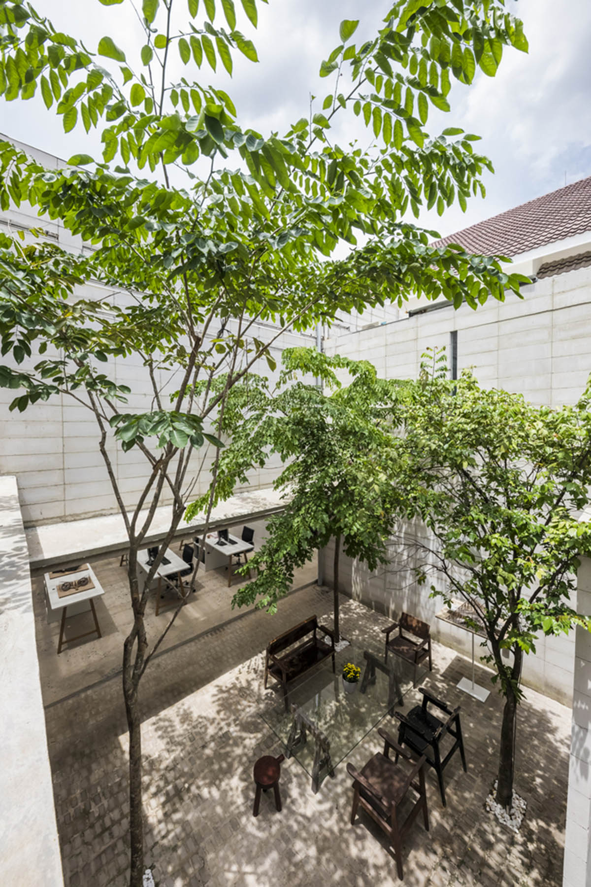 An office in Vietnam protects its own micro-climate with continuous spaces and internal courtyards