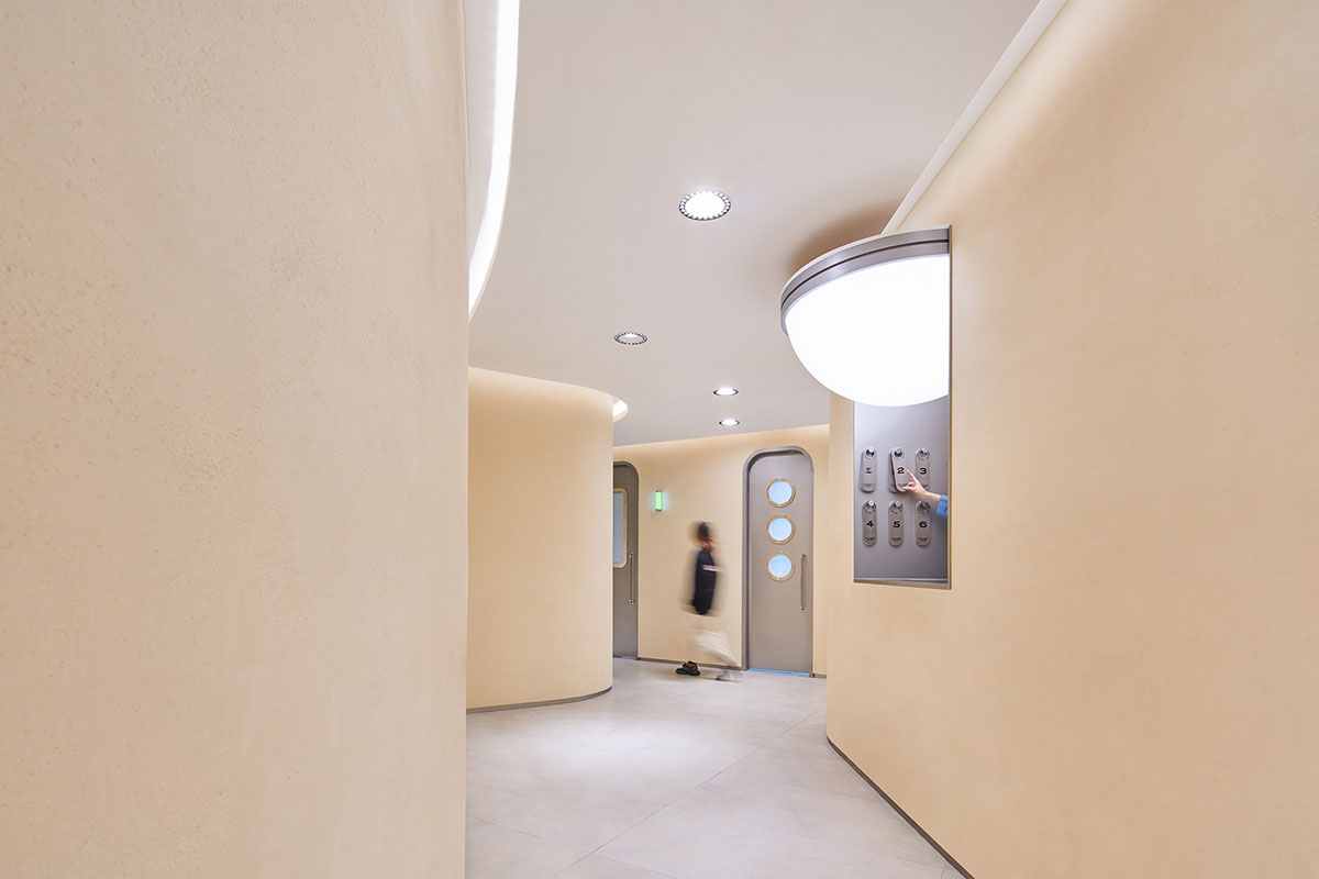 Leaping Creative creates spaceship-like store with tech-integrated elements in Shanghai 