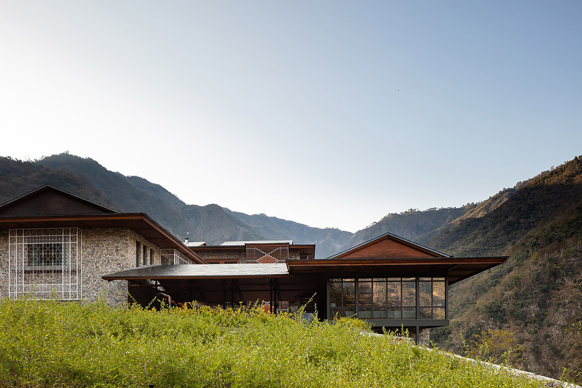 yh2 and Edifice Consultants' resort and spa complex inspired by rugged mountain topography in India