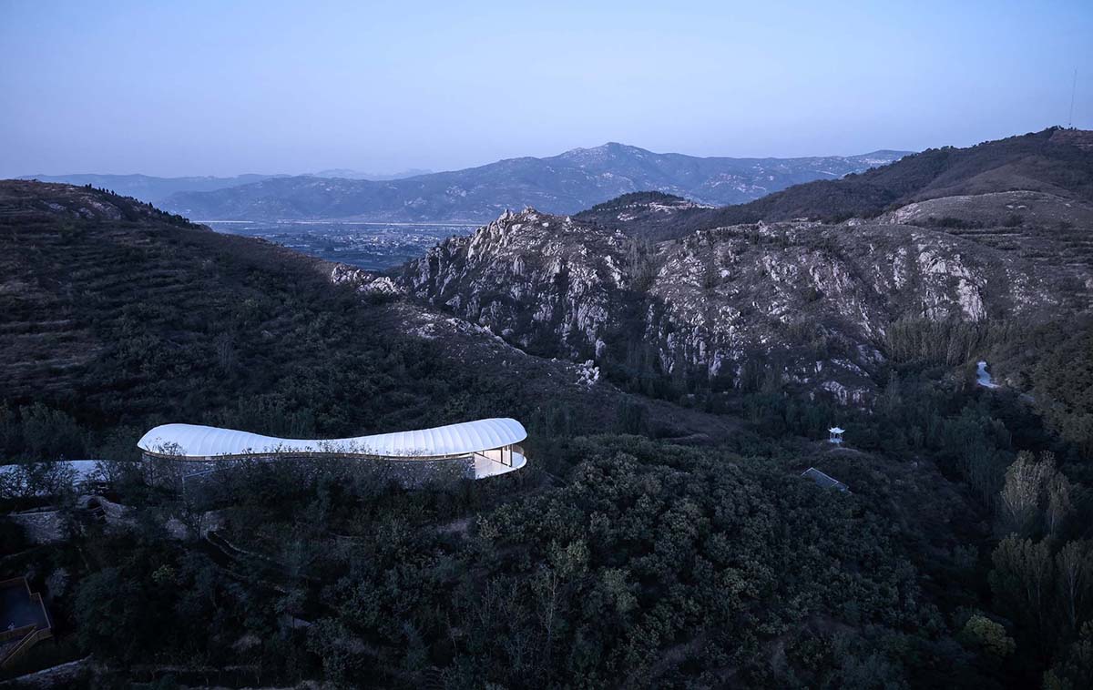 gad·line+ studio created could-like transparent and light reading space hovering in the mountains