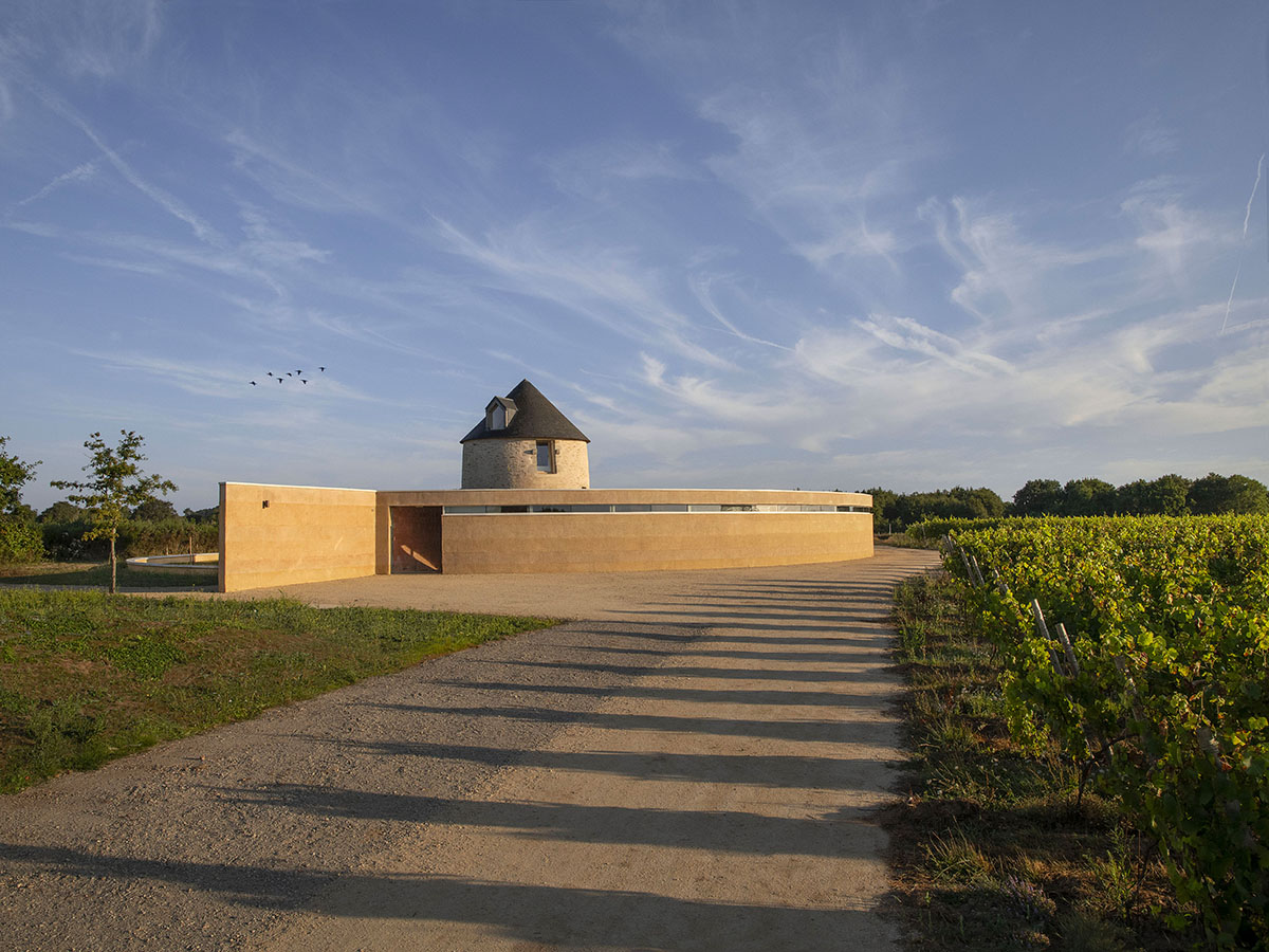 Carmen Maurice Architecture omhult een oude gerenoveerde molen met een wijnpakhuis in Sarzeau