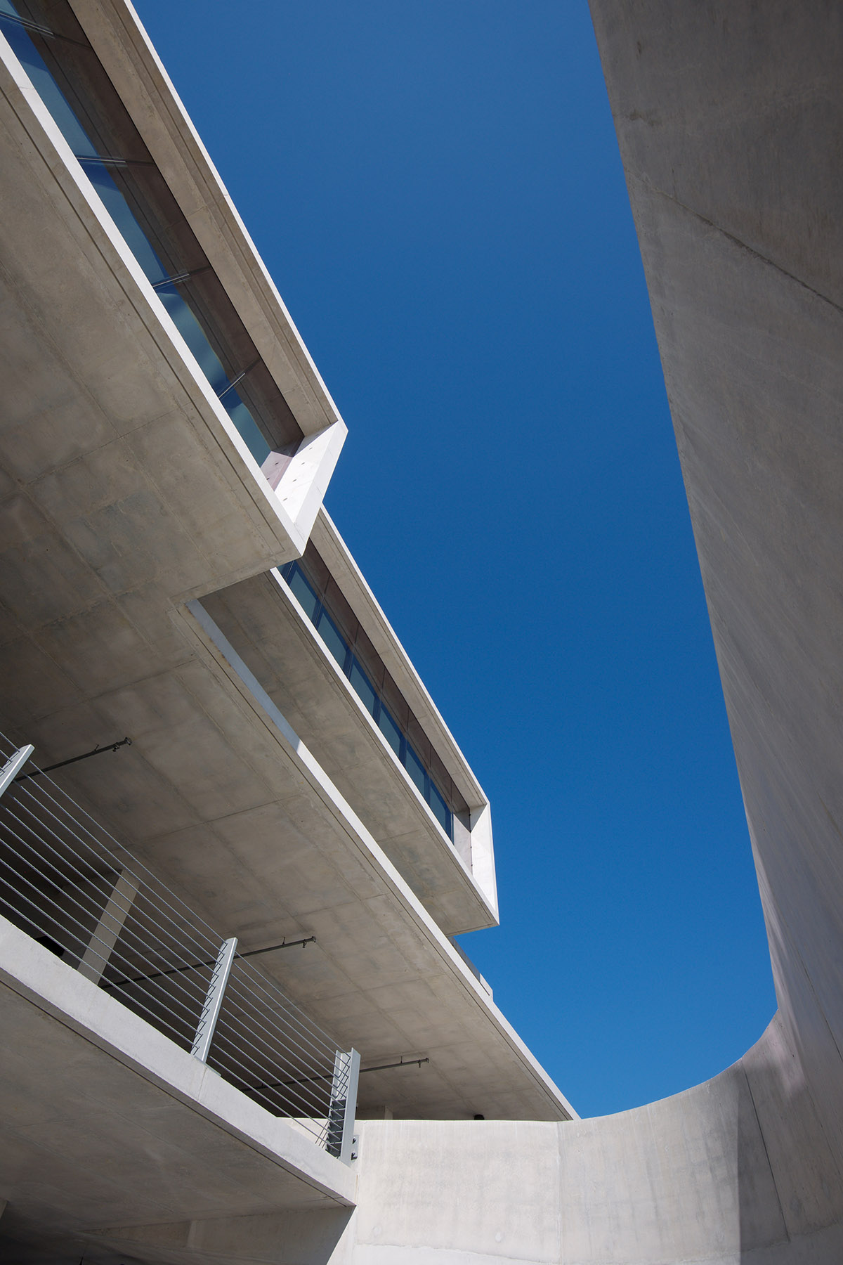 Oppenheim Architecture designs GLF Headquarters with large shifted concrete volumes in Miami river