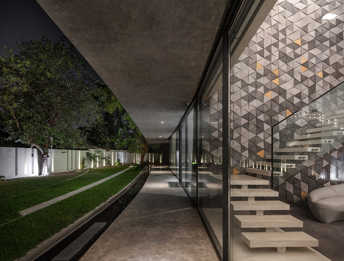 Sweeping concrete roof terrace forms private villa by Studio Symbiosis in India
