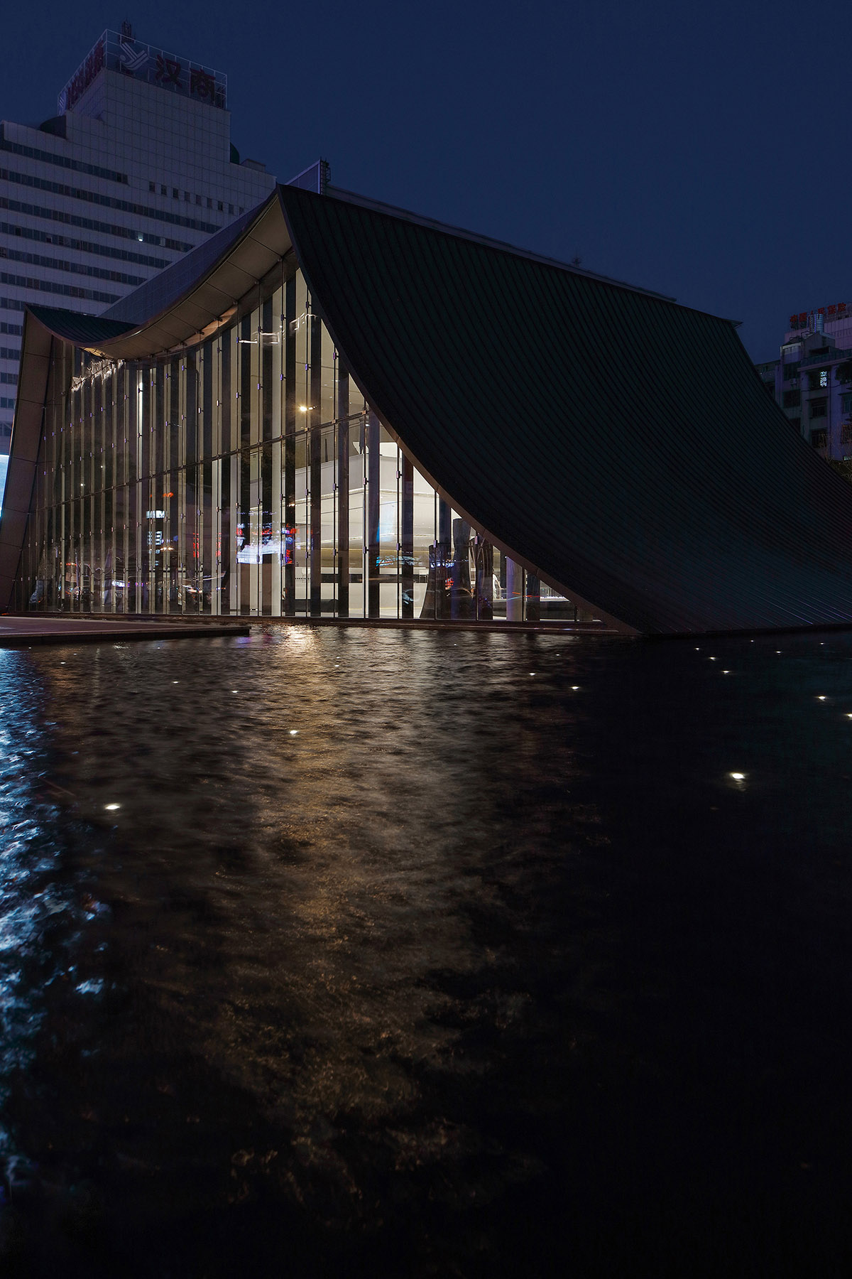 Waterfrom Design Achieved a Balance Between Historical Community Protection and a Sales Center