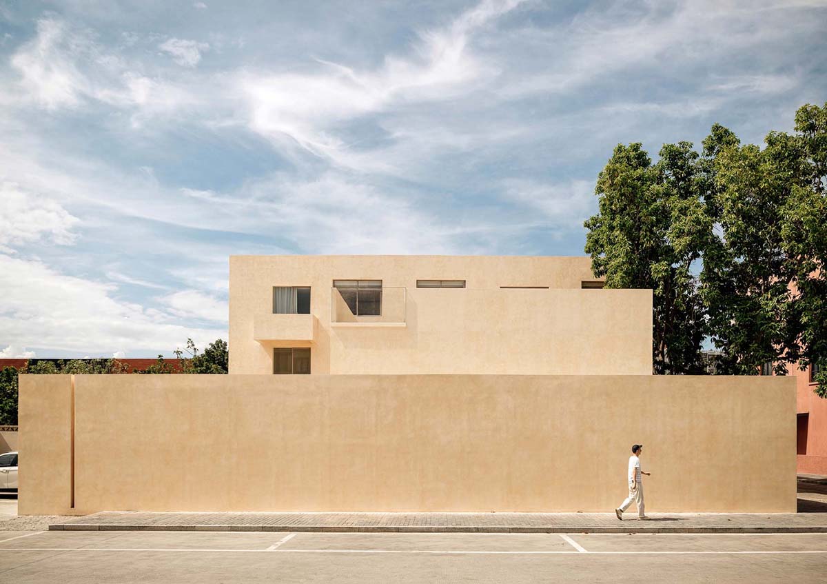 Ladder-Like sandalwood yellow volumes form Buddha artist's exhibition space and studio in China