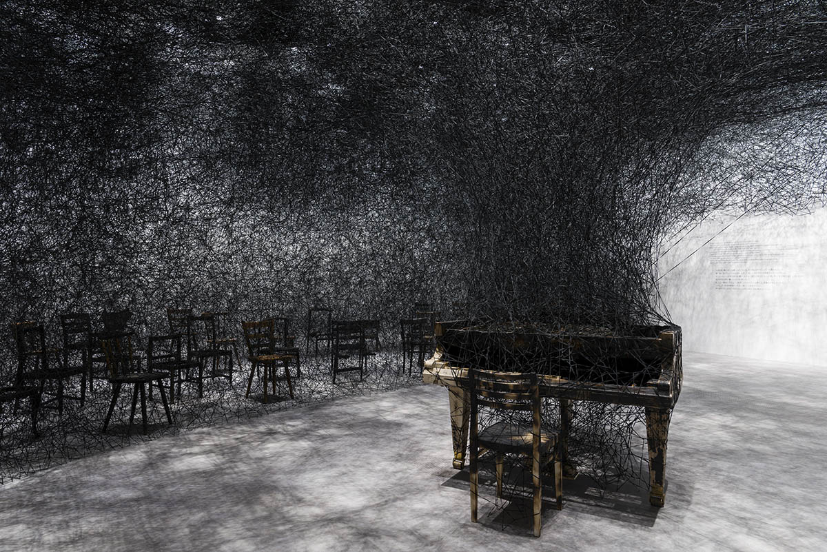 Artist Chiharu Shiota fills exhibition rooms of GOMA with intricately woven black and red threads 
