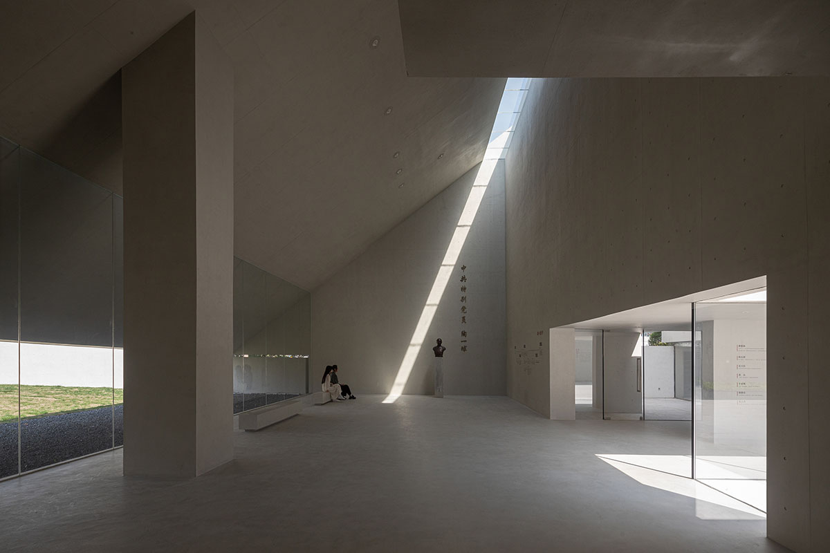 Atelier Deshaus built a memorial with enclosed walls to create a