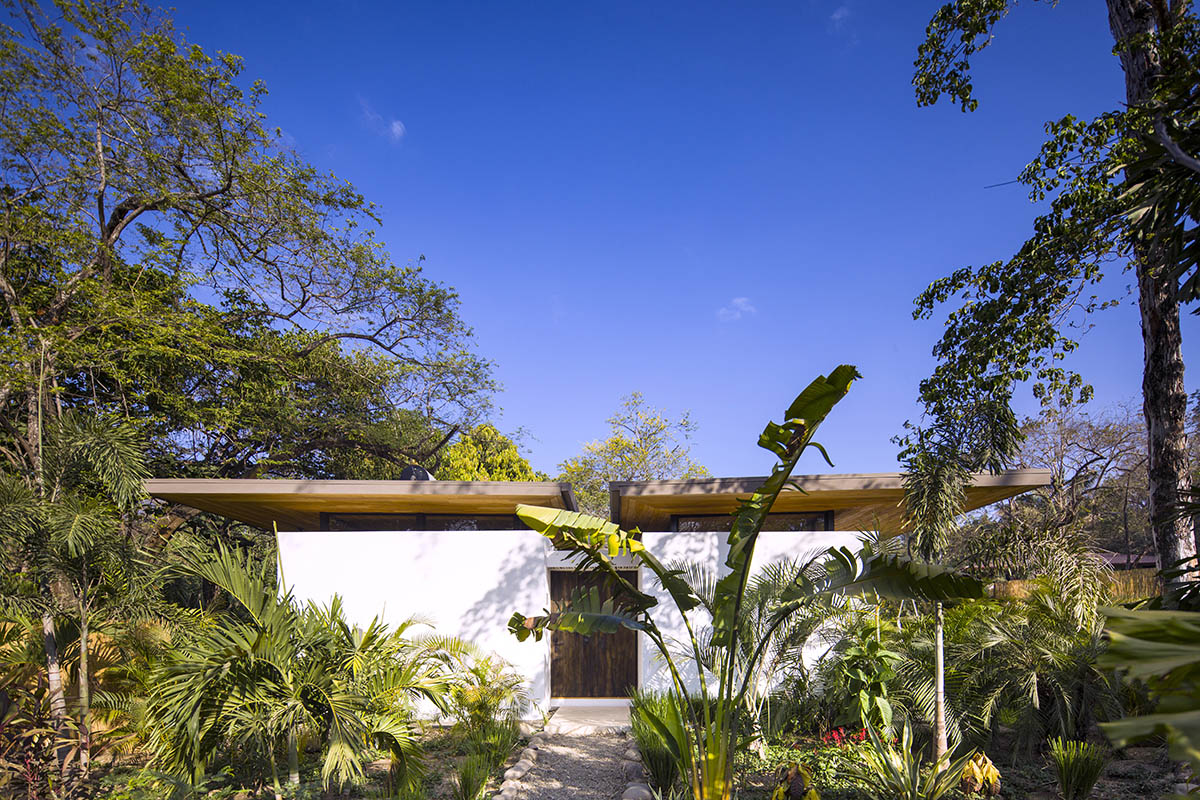 Studio Saxe’s new boutique hotel and yoga studio get lost in tropical landscape of Costa Rica